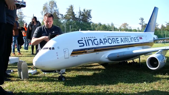 A-380 800 GIGANTIC XXXL 71KG RC SCALE 115 MODEL AIRLINER FLYING DISPLAY Hausen am Albis 2016