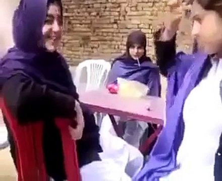 کالج کی لڑکیاں سکینڈل بنانے میں سب سے آگے - فارغ وقت میں وہ کیا کرتی ہیں