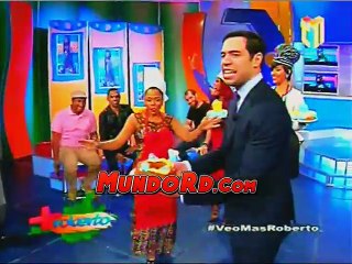 Manolo ozuna, Fausto mata y Carlos maquillando mujeres en competencia del programa (MAS ROBERTO)