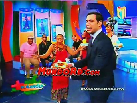 Manolo ozuna, Fausto mata y Carlos maquillando mujeres en competencia del programa (MAS ROBERTO)