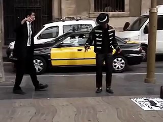 تعدى بجانب مقلد مايكل جاكسون في الشارع تفرج شعملو شي يوقف المخ
