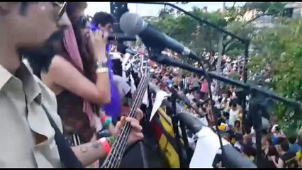 Alcova: Foliões 'deliram' ao som da Amy Winehouse