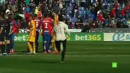 Gran gesto de Luis Suárez con un niño que saltó al terreno ante Levante