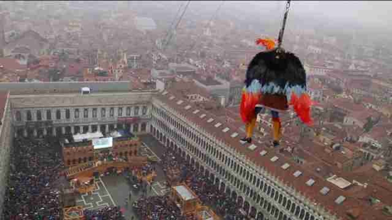 Un hombre protagoniza por primera vez el "Vuelo del Águila" en el Carnaval de Venecia
