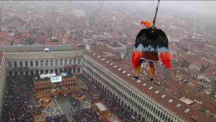 Un hombre protagoniza por primera vez el "Vuelo del Águila" en el Carnaval de Venecia