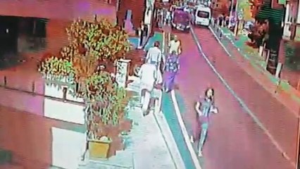 Kaza anı kamerada: Minibüs yol kenarındaki yayalara böyle çarptı