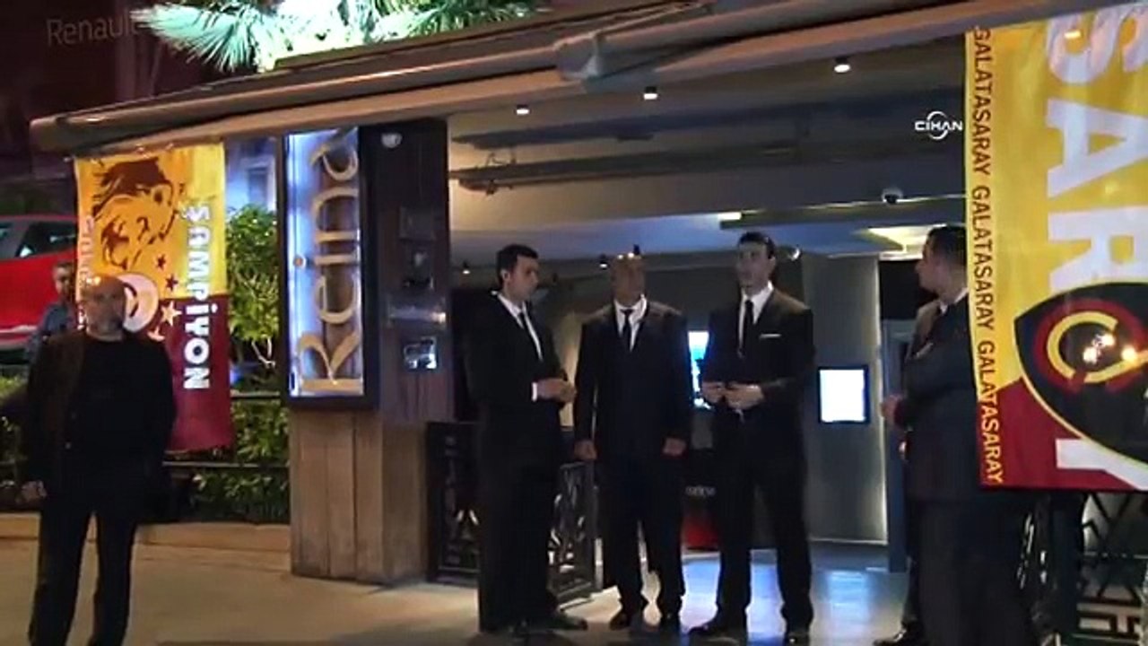 Galatasaraylı futbolcular şampiyonluğu Reina'da kutladı