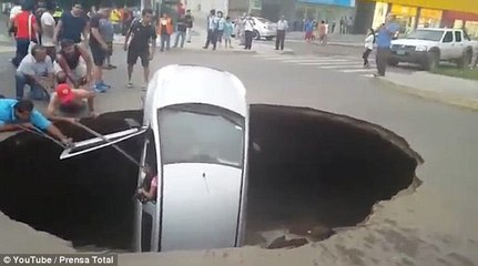 Leur voiture est happé par un trou géant au milieu de la route