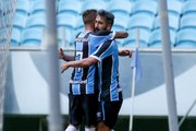 Defesa do Coritiba vacila feio e Grêmio vence na Primeira Liga