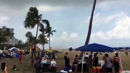 CASTILLO HINCHABLE SALE VOLANDO EN LA PLAYA (720p)