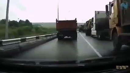 CHOQUE FRONTAL CON UN CAMIÓN TERRIBLE ACCIDENTE (360p)