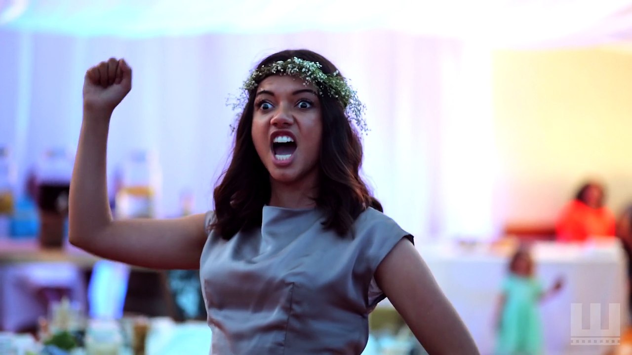 Devant l'autel, la mariée éclate en larmes lorsque ces hommes font irruption à son mariage