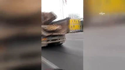 Otoyolda yürekleri ağza getiren taşıma!