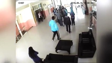Öğrenci velisi, kendisini uyaran öğretmeni böyle darp etti