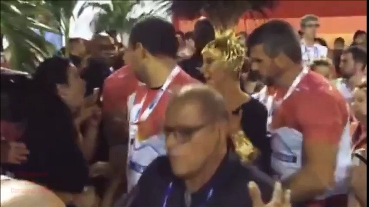 CLAUDIA LEITTE CHEGANDO PARA O DESFILE DA MOCIDADE 2016