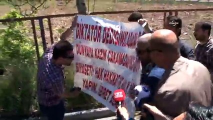 Devlet Mezarlığı girişinde Kenan Evren protestosu