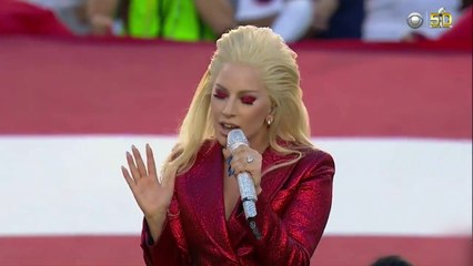 Super Bowl 2016 : Lady Gaga chante l'hymne National américain