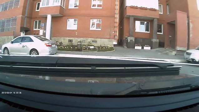 Блондинка за Рулем протаранила внедорожник