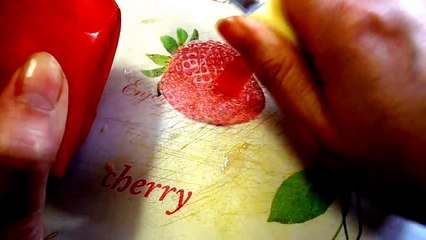 Ежик из помидора и маслин. Украшения из овощей. Hedgehog of tomato.Decoration tomato.