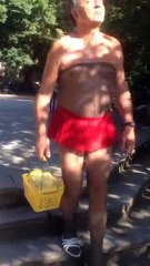 Обычное дело - вышел погулять в колготках ! Че такого?