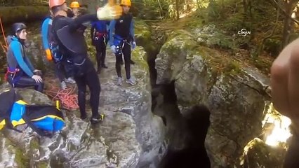 Ayağı kayınca 25 metrelik kanyondan suya çakıldı