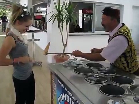 Сумашедший продавец мороженного. Я ПЛАКАЛ ОТ СМЕХА. Смотреть всем)))