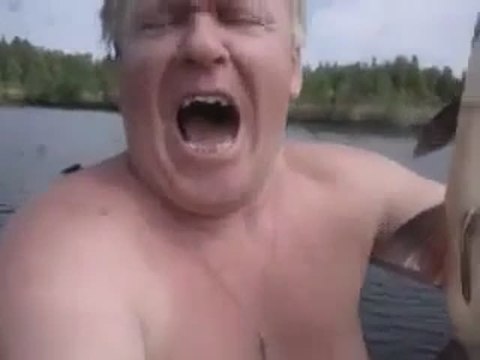 Прикололись над другом на рыбалке