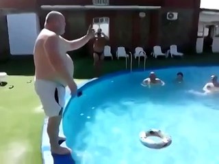 Толстяк нырнул в маленький надувной круг (прикол)