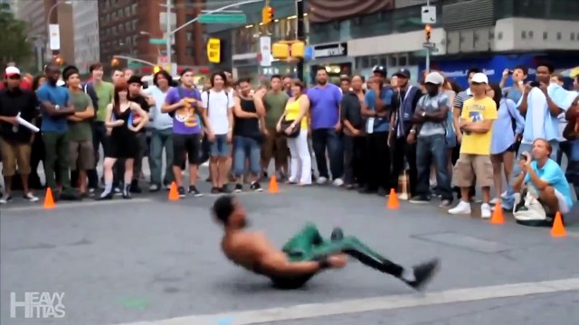 Это просто бомба, что чувак творит))