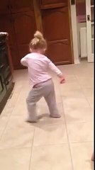 Мама сняла, как её малышка зажигает под любимую песню