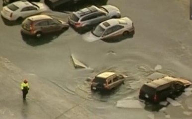 Buzlar eridi araçlar suya gömüldü