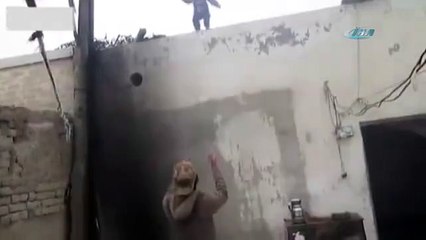 Cesaret mi cehalet mi? Evin çatısında bulunan çocuğu indirme yöntemi şaşırttı. Görüntülerdeki bu şahıs, çatıda bulunan ç