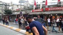 Taksim'de boş kalan caddede esnaf ve köpek top oynadı