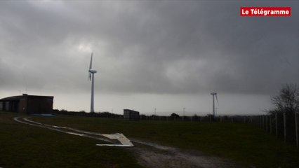 Dinéault (29). Une éolienne en partie détruite par la tempête
