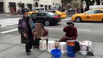 Un danseur hip hop aide un batteur de rue (New York)