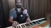 Piyanoda Çalınan Ninniyle Ancak Uyuyor