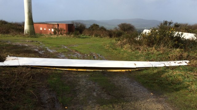 Les pales d'une éolienne brisées par la tempête