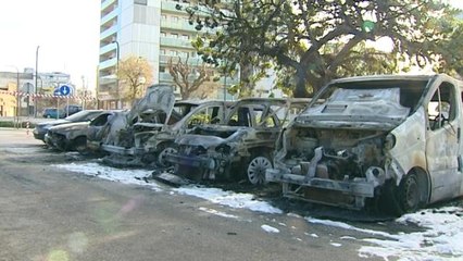 Un incendio calcina una decena de coches en Esplugues de Llobregat