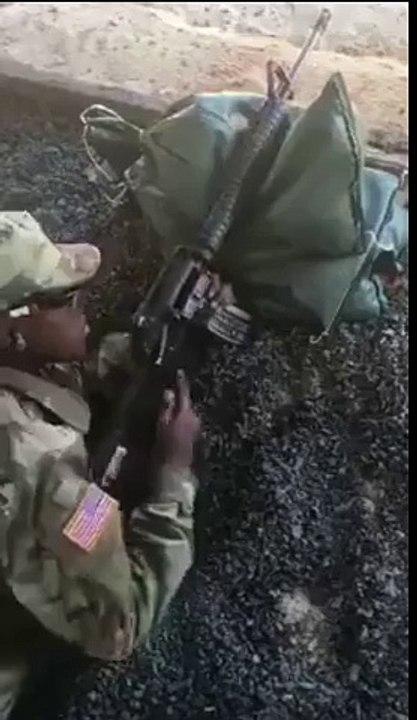 Un soldat ne comprend pas pourquoi son fusil ne tire pas... Chargeur dans le mauvais sens
