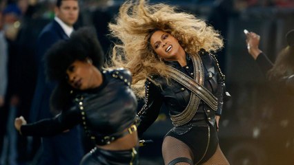 Beyoncé almost falls during Super Bowl 2016 Show