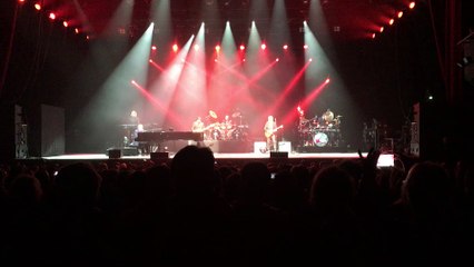 Elton John interprète « Benny And The Jets » à L'Olympia le 5 février 2016.