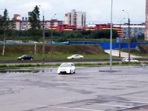 Жалко шины , но за то какой кайф ! Экстремальное вождение в городе !