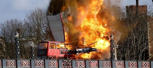 Londra'da film sahnesi korkuttu... Otobüs böyle patladı