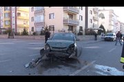 Otomobil Yolcu minibüsüne çarptı 3 Yaralı Hakimiyet.com