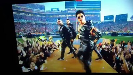 Beyoncé Almost FALLS On Stage At Halftime Show Performance Super Bowl 50 2016 (VIDEO)