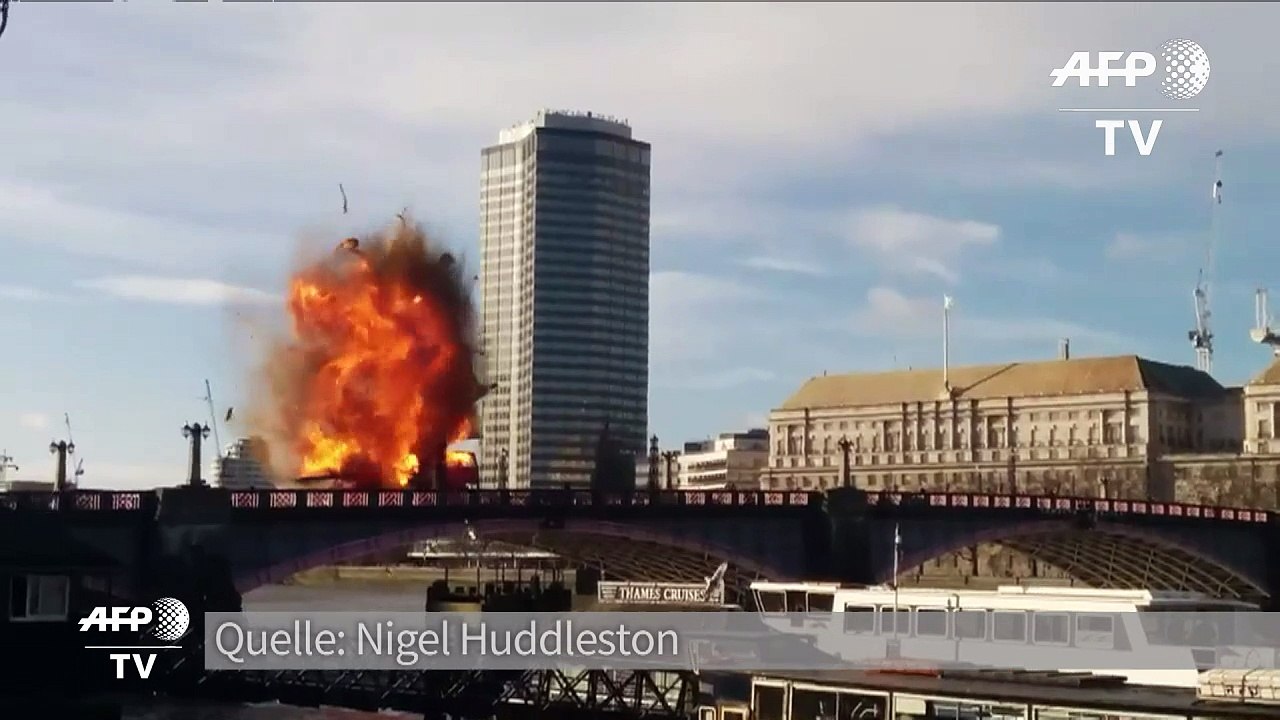 Und Action: Bus explodiert auf Londoner Brücke