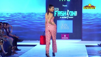Model falls on the ramp at HTC fashion tour!