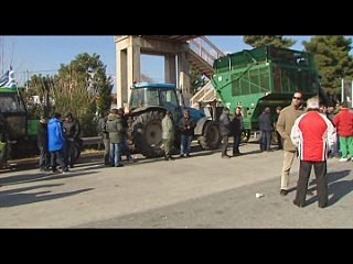 Παραμένουν και κλιμακώνουν οι αγρότες της Βοιωτίας