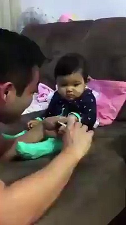 Vai deixar fazer a unha ou não... Bebe da show!
