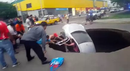 Une famille est secourue alors que leur voiture vient de tomber dans un gouffre géant